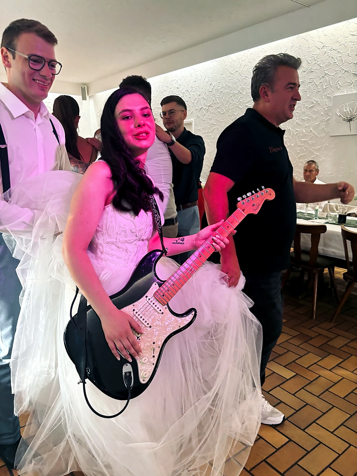Mladenka s gitarom