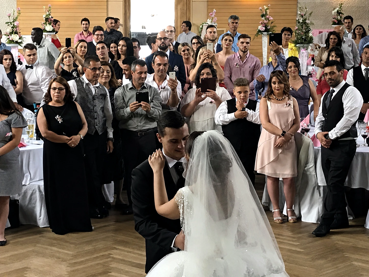 Prvi ples pred gostima
