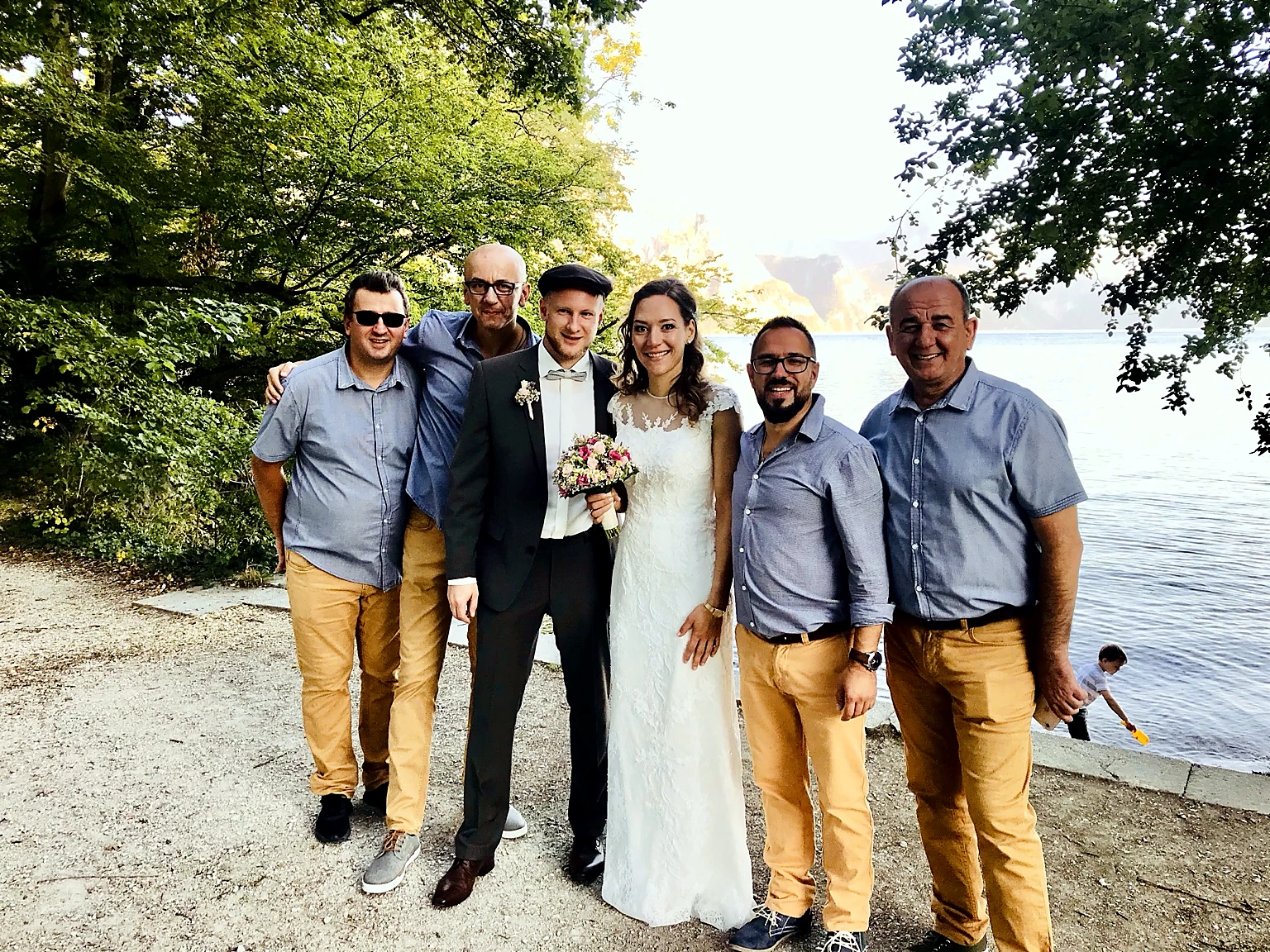 Corona Band s mladencima uz jezero